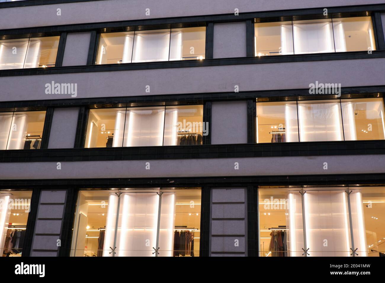 Magasin de mode de vêtements détail bâtiment avec fenêtres et vêtements suspendus dans les fenêtres dans le centre-ville de Budapest, Hongrie Banque D'Images