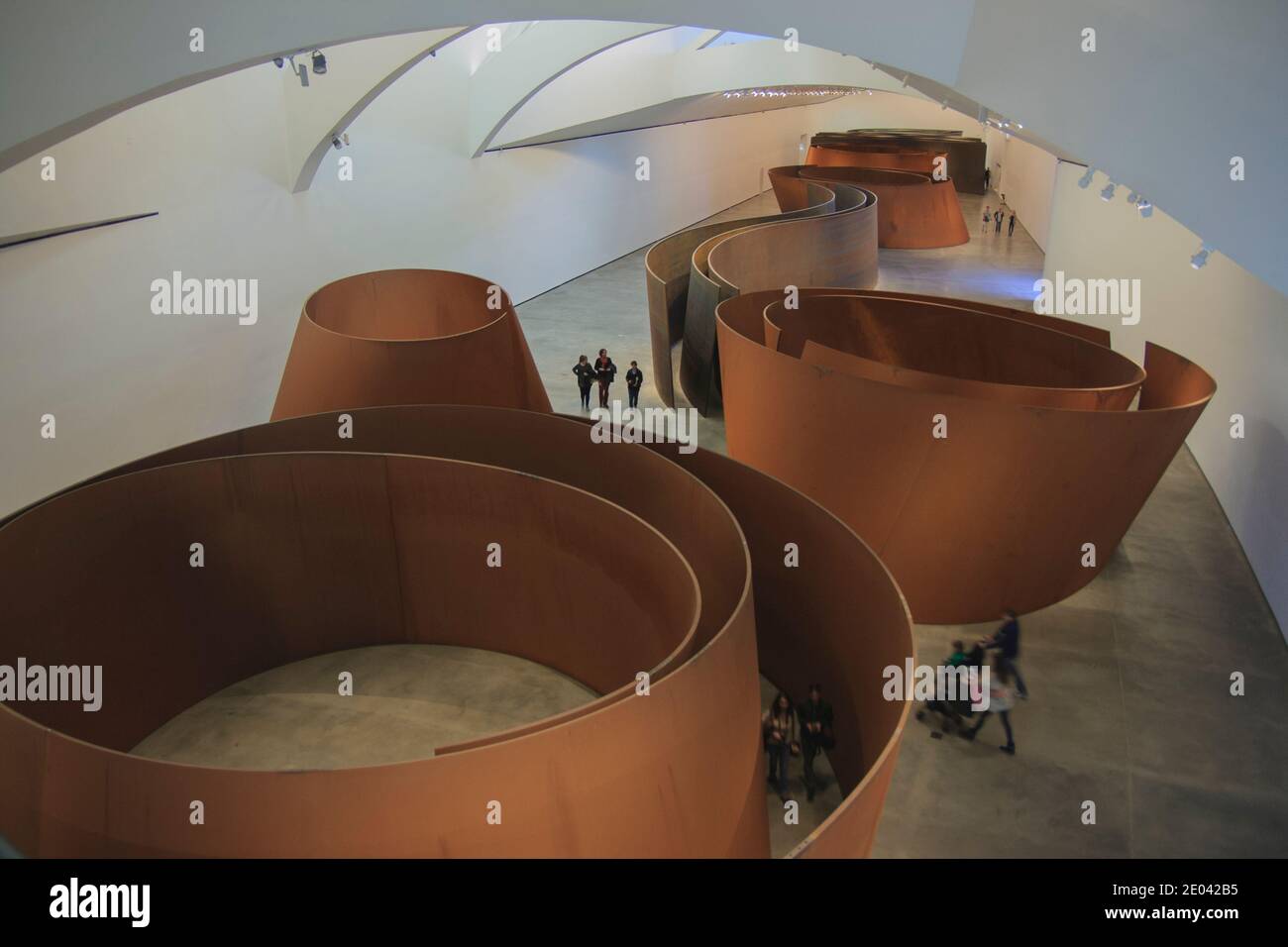 La question du temps Richard Serra de 100 m de long en acier 'snake' installation. Musée Guggenheim. Banque D'Images