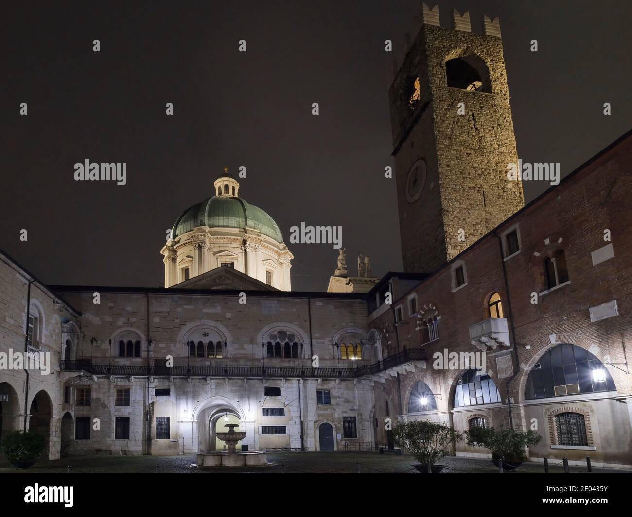 Le Broletto ou le Palais de Brescia (Palazzo Broletto di Brescia), la grande cour sud, avec une fontaine au centre. Del Duomo Squar Banque D'Images