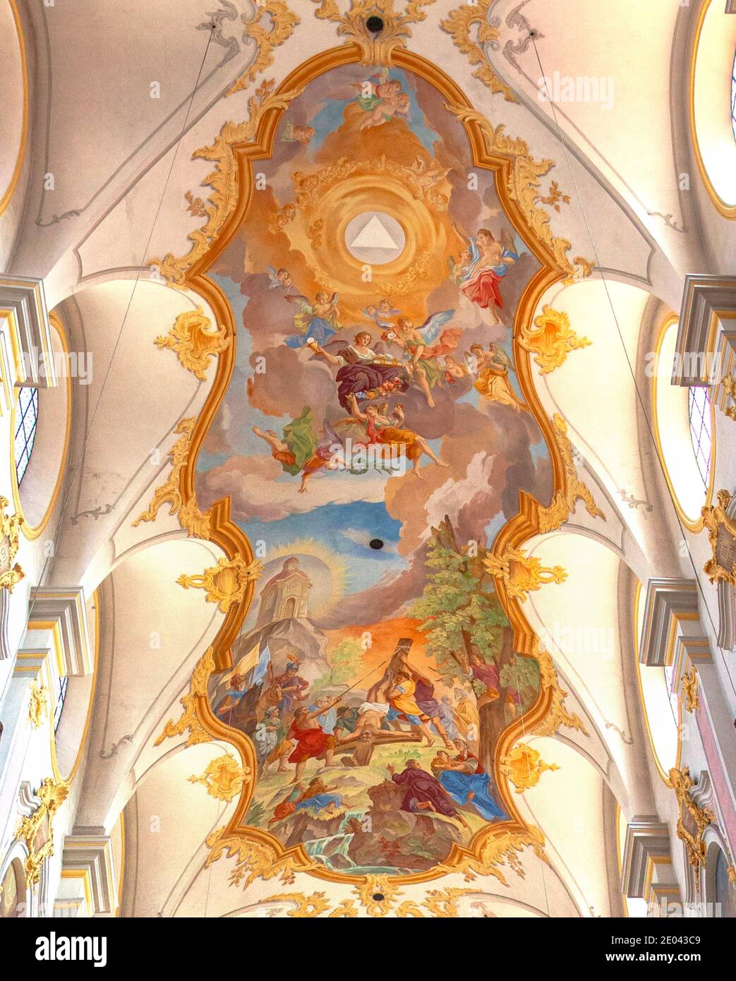 Fresque de plafond, (la crucification de Pierre), voûte de la Nave centrale, Eglise paroissiale catholique Saint-Pierre, Munich, Bavière, Allemagne. Recréé après Banque D'Images