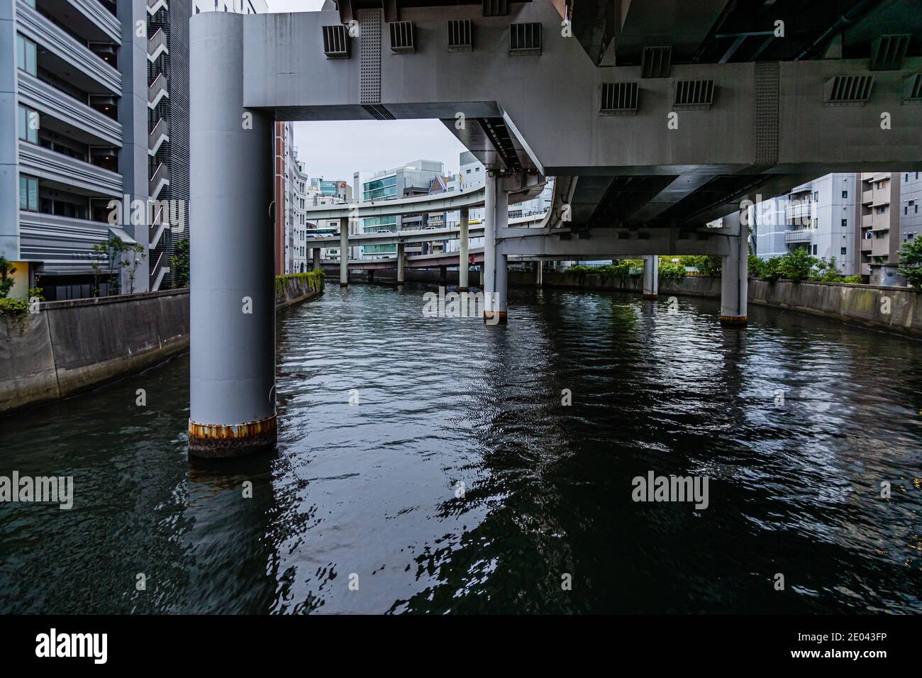 À Tokyo, l'autoroute traverse la rivière au célèbre pont de Nihonbashi. Le pont de Nihonbashi à Tokyo est le point de départ pour toutes les distances au Japon. Pont Nihonbashi à Chuo, Tokyo, Japon Banque D'Images