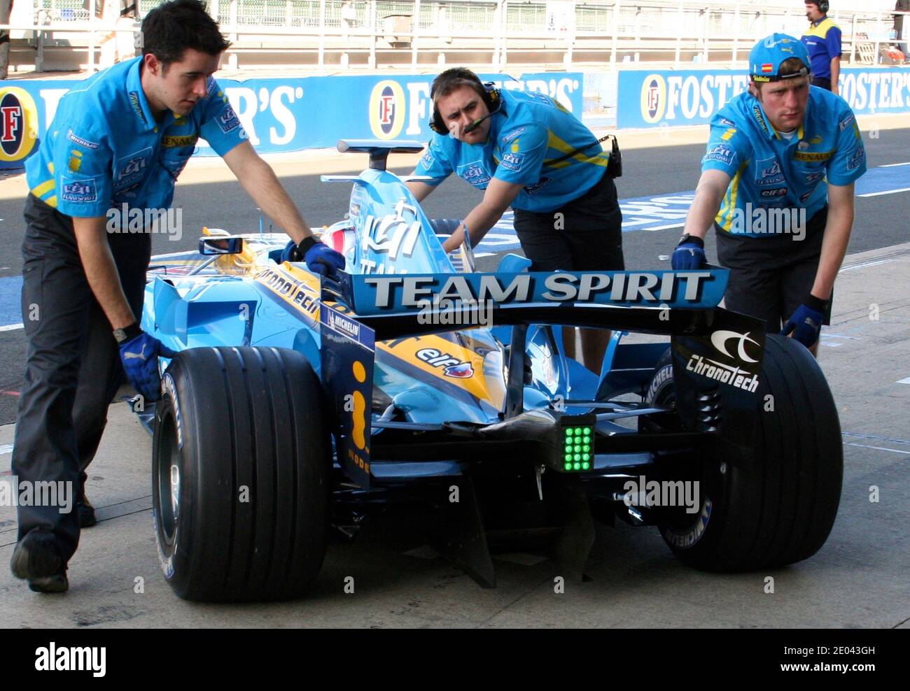 Des mécaniciens ont fait rouler une voiture Renault de Formule 1 dans les fosses après avoir été conduit par Nelson Piquet Jr lors du premier jour d'essai Silverstone UK 20 septembre 2006 Banque D'Images