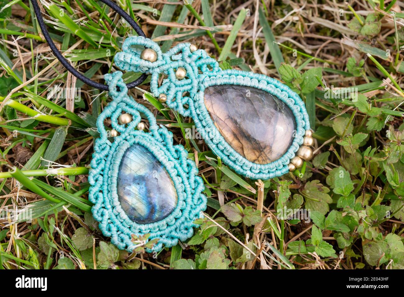 Breloque en pierre précieuse labradorite sur fond naturel Banque D'Images