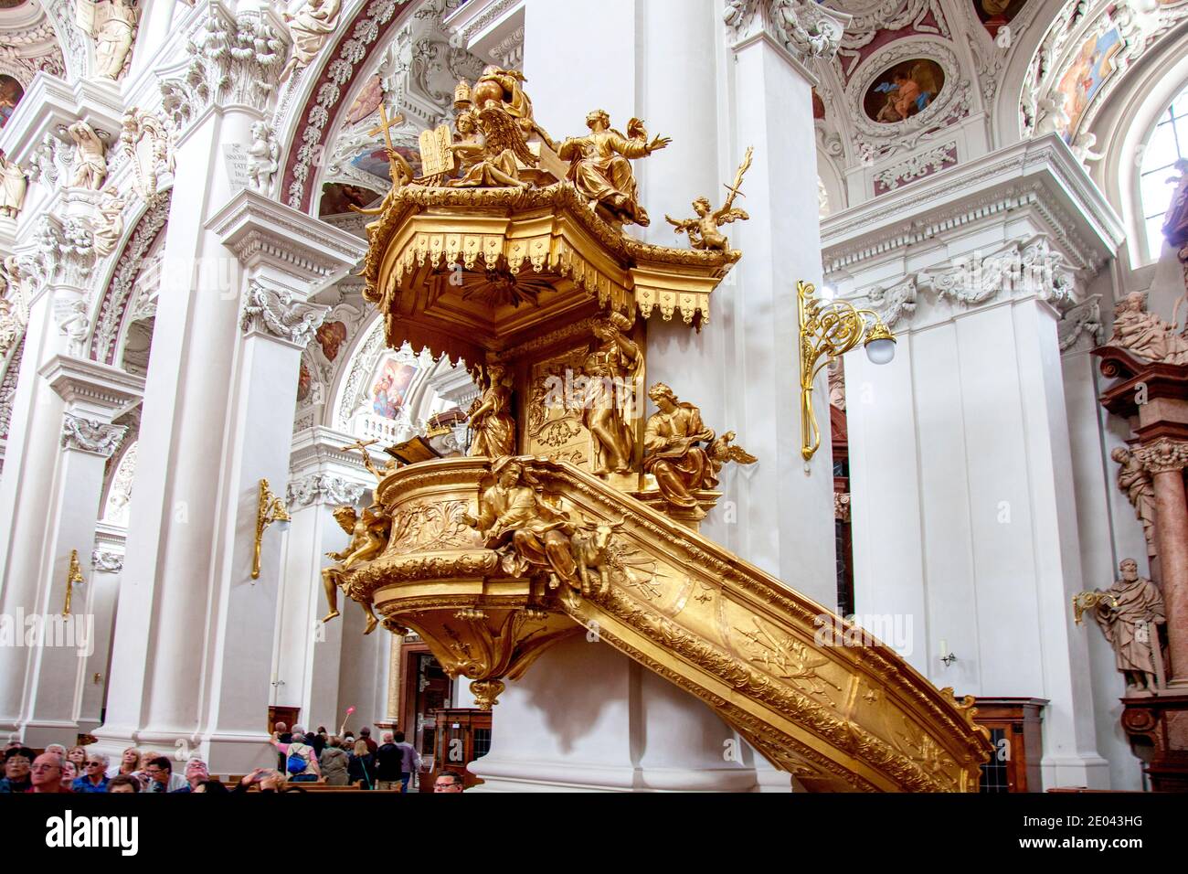 L'une des caractéristiques les plus importantes du Stephansdom (St. Stephen's Cathedral), à Passau, en Bavière, en Allemagne, est sa chaire dorée. Banque D'Images