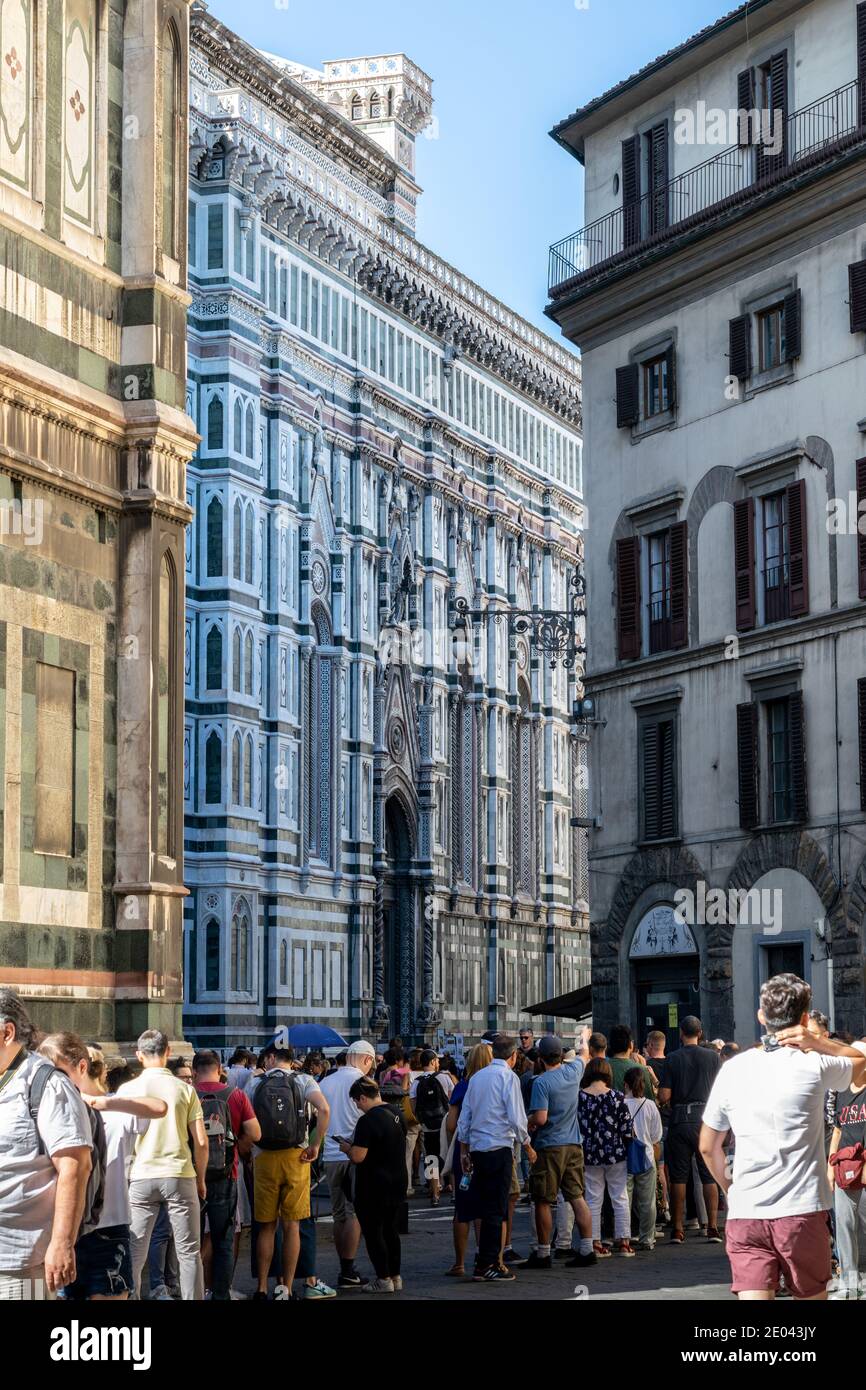 Rue avec files d'attente de touristes sur la Piazza del Duomo, Florence, Italie Banque D'Images