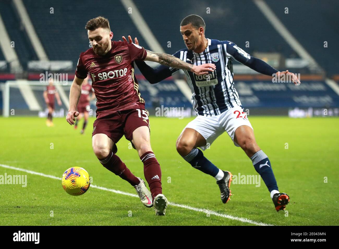 Stuart Dallas (à gauche) de Leeds United et Lee Peltier de West Bromwich Albion se battent pour le ballon lors du match de la Premier League aux Hawthorns, West Bromwich. Banque D'Images