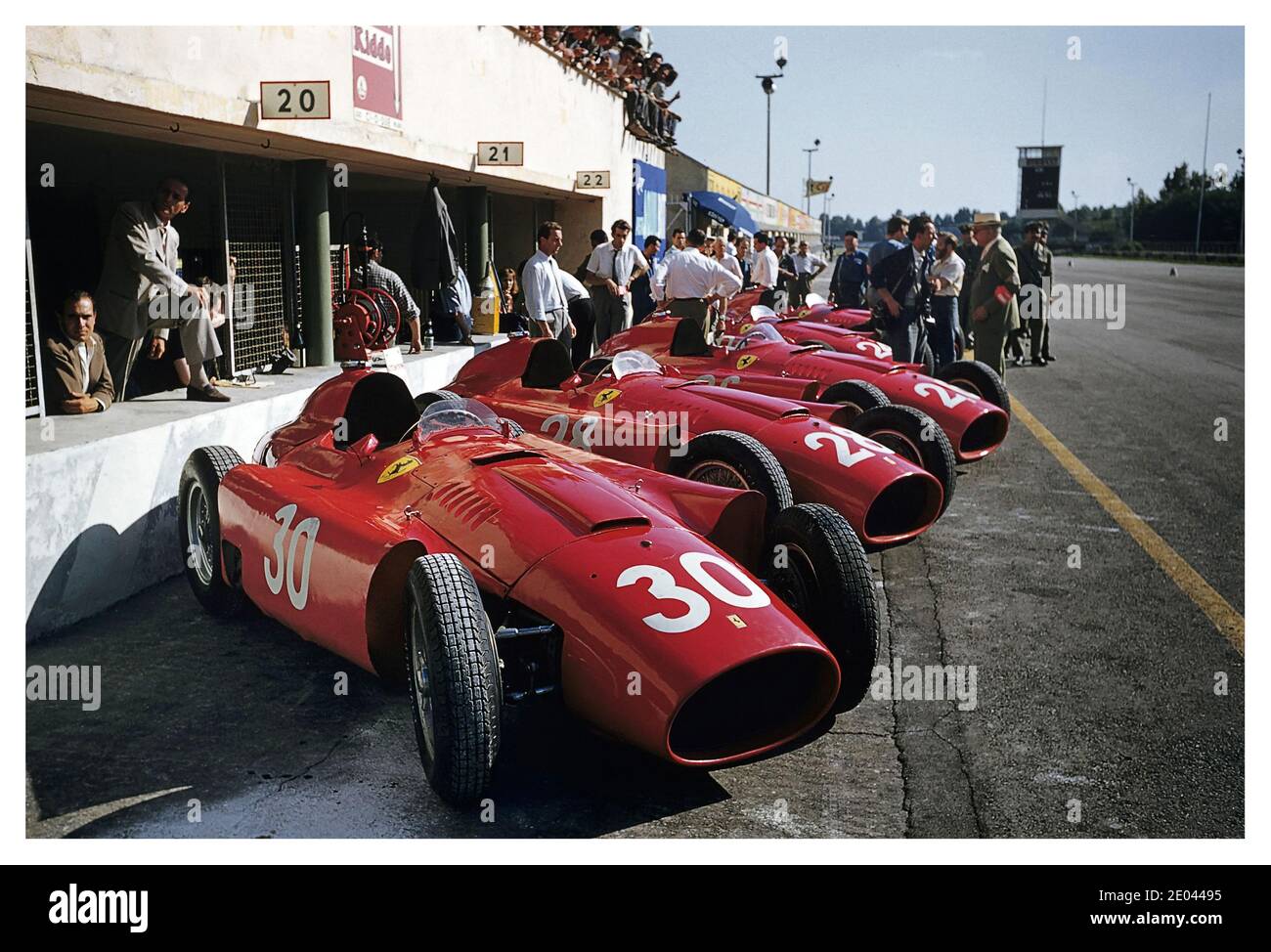 Vintage FERRARI 1956 Grand Prix Pits Italie F1 Lancia-Ferrari D50-1956 Grand Prix d'Italie (usage éditorial uniquement) le Grand Prix d'Italie 1956 était une course automobile de Formule 1 qui s'est tenue le 2 septembre 1956 à Monza. C'était la huitième et dernière course du Championnat du monde des pilotes 1956. Banque D'Images