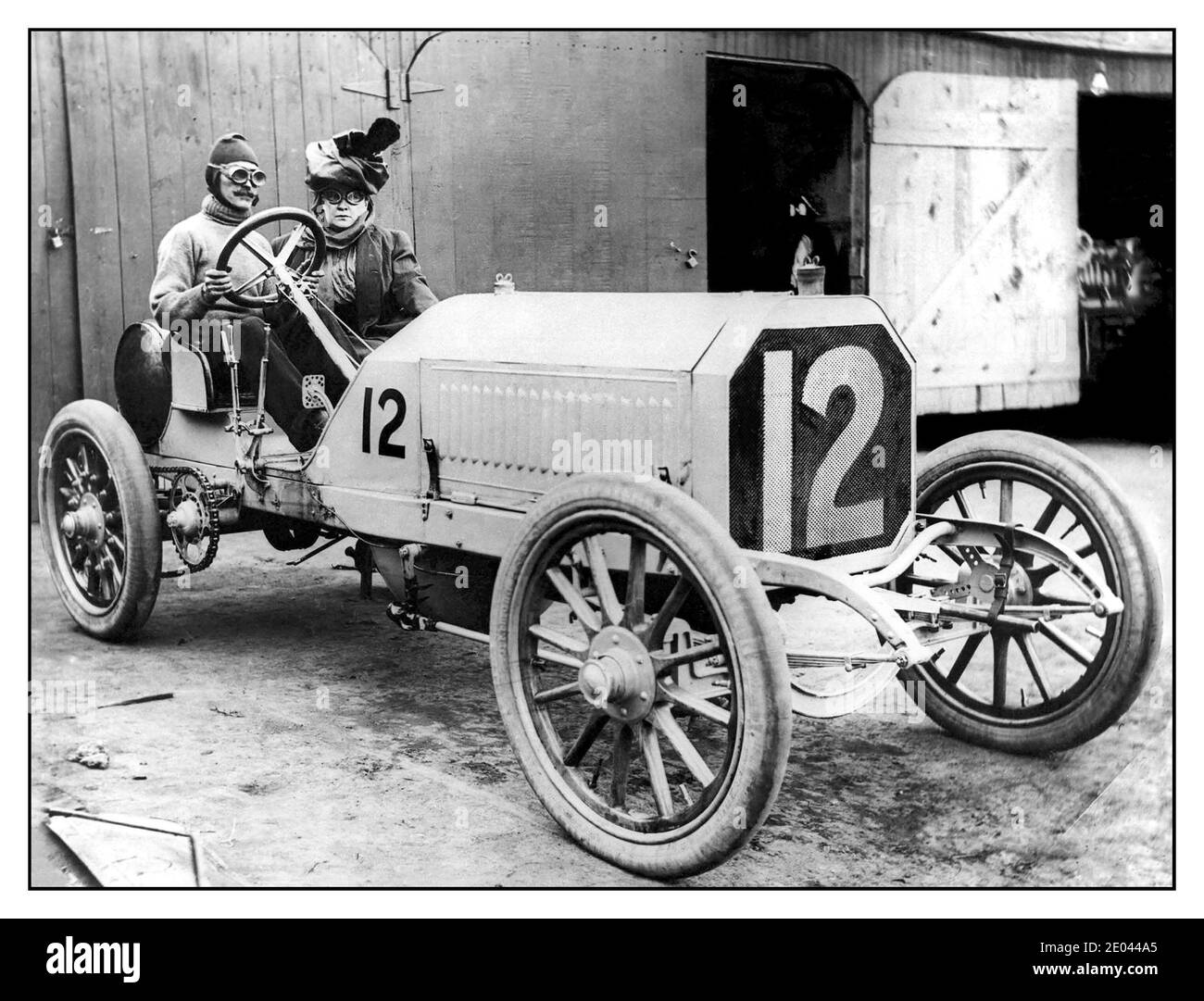 1900's Locomobile Special 90 HP Vanderbilt Racer, Joe Tracy, Ada Patterson pilote Joe Tracy donne à la journaliste de Hearst Ada Patterson un tour dans le 90 hp Locomobile (no.12) d'entrée avant la Vanderbilt Cup Race 1905. (Troisième place) Banque D'Images