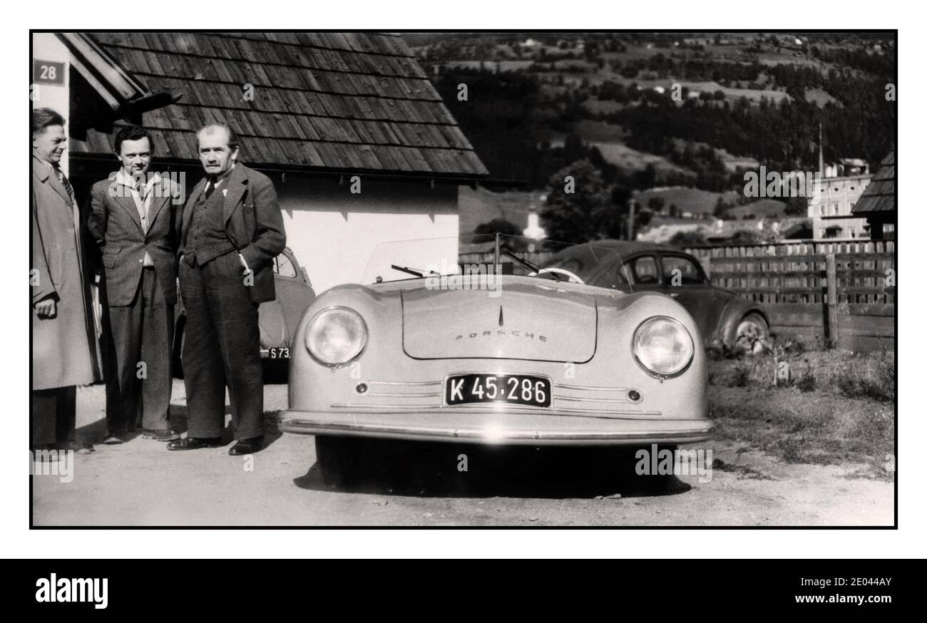 Porsche 356 Roadster №1. Ferdinand Anton Ernst Porsche, son Ferry Porsche & Erwin Komenda, designer automobile autrichien et employé de Porsche, est un contributeur majeur à la conception des carrosseries de la VW Beetle et de diverses voitures de sport Porsche. Erwin Komenda est né le 6 avril 1904 à Jauern am Semmering Autriche. Le Dr Ferdinand Porsche est un ingénieur automobile autrichien talentueux fondateur de Porsche AG. Il est connu pour avoir créé le premier véhicule hybride essence-électrique, la Volkswagen Beetle pour Adolf Hitler, la voiture de course Auto Union, la Mercedes-Benz SS/SSK et les voitures de sport Porsche Banque D'Images