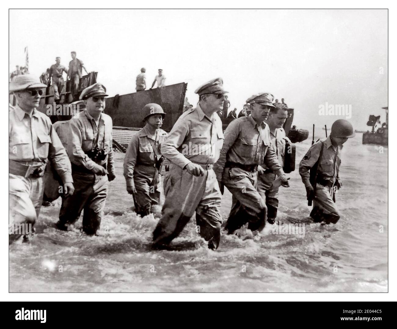 WW2 le général Douglas MacArthur se wade à terre avec ses officiers supérieurs lors des débarquements initiaux à Leyte, Îles Philippines octobre 1944 Seconde Guerre mondiale Banque D'Images