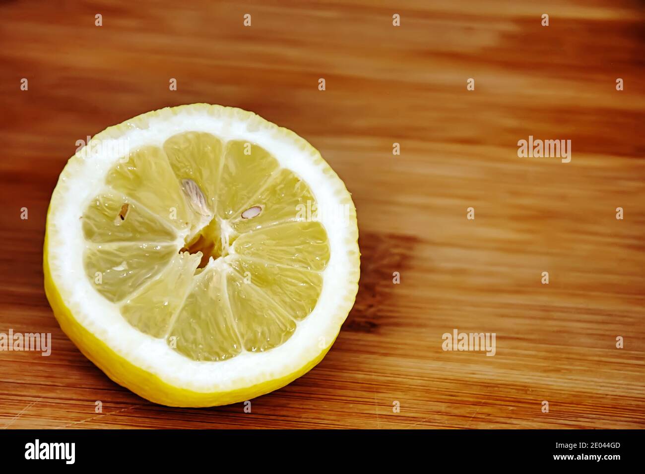 demi-tranches de citron ​​on une planche à découper en bois. Fruits aigre et agrumes. Fruits méditerranéens source de vitamine C Banque D'Images