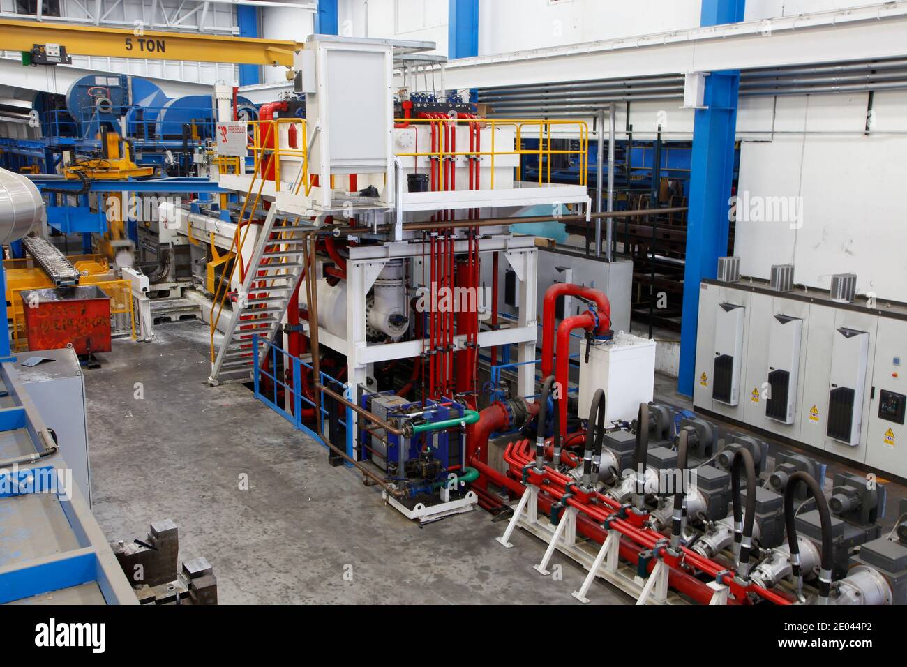 Machine d'extrusion d'aluminium pour la fabrication de tubes et de pièces en aluminium sans soudure. Banque D'Images