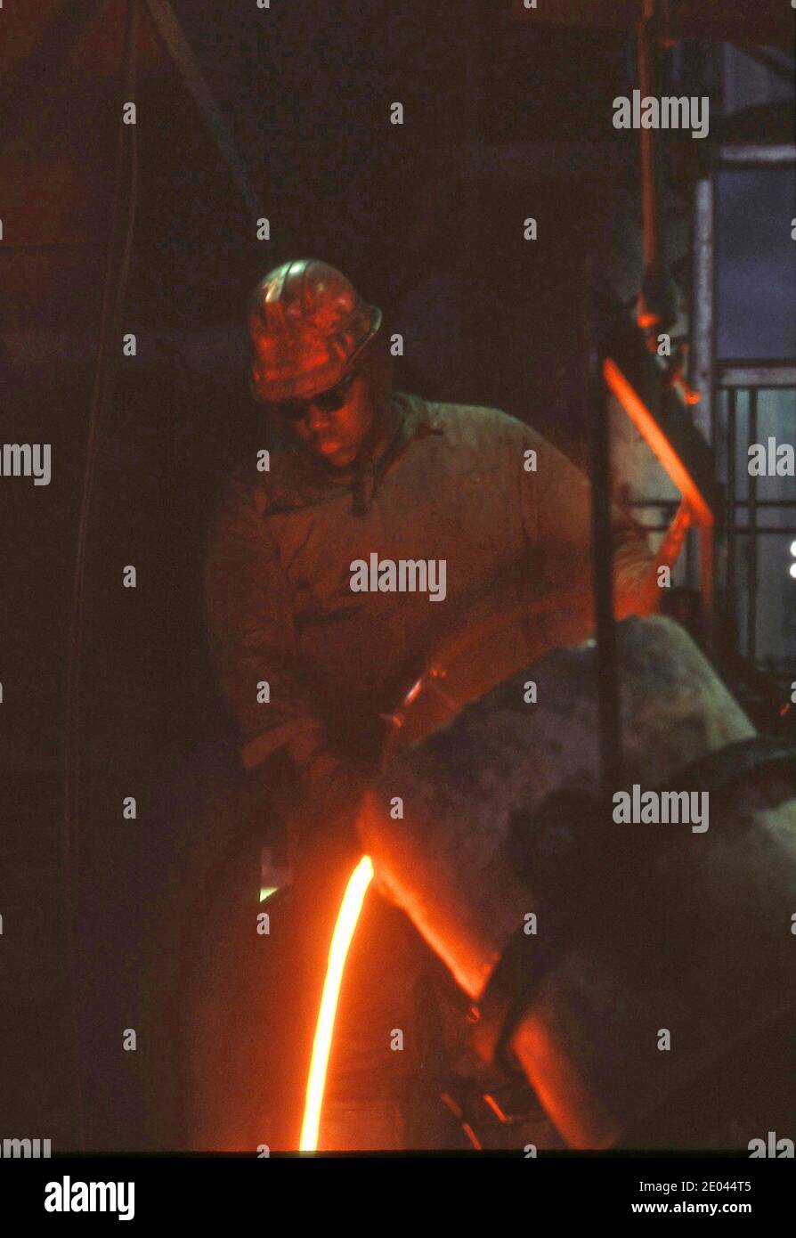 La médaille en fusion est versée dans des moules de moulage ou extrudée au produit final Banque D'Images