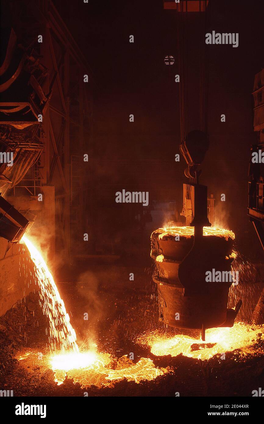 La médaille en fusion est versée dans des moules de moulage ou extrudée au produit final Banque D'Images