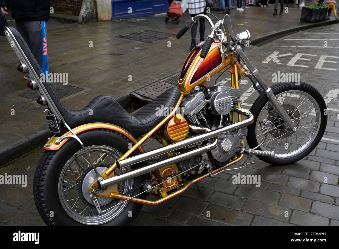 Une Harley Davidson personnalisée de 1989 garée dans la rue haute à Wells, Somerset Banque D'Images