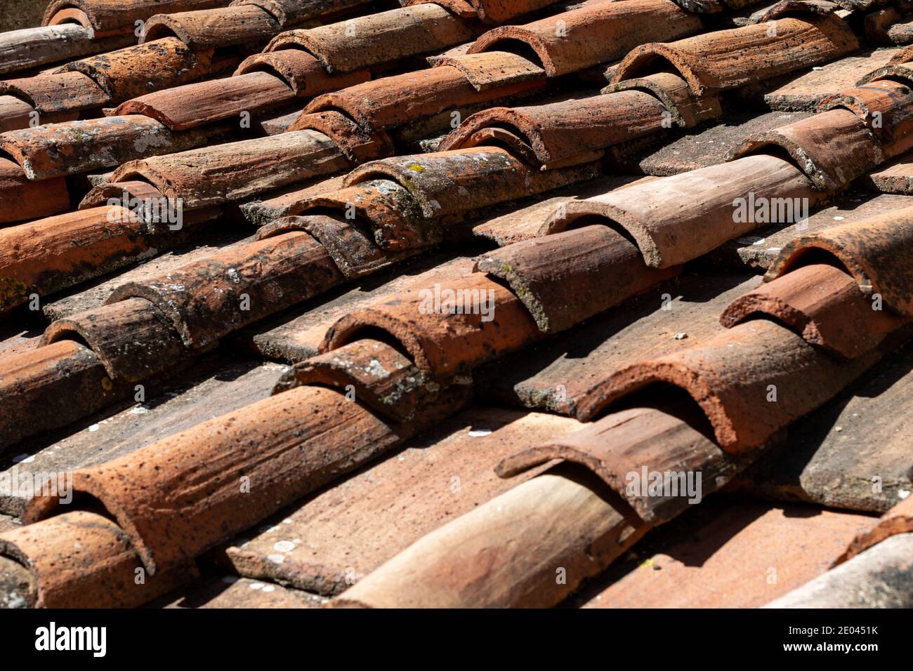 Carrelage en terre cuite sur un toit italien Banque D'Images