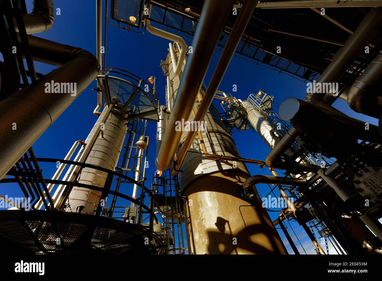 Raffineries de pétrole produisant du combustible, des produits chimiques, des plastiques et tous les produits dérivés du pétrole brut. Banque D'Images