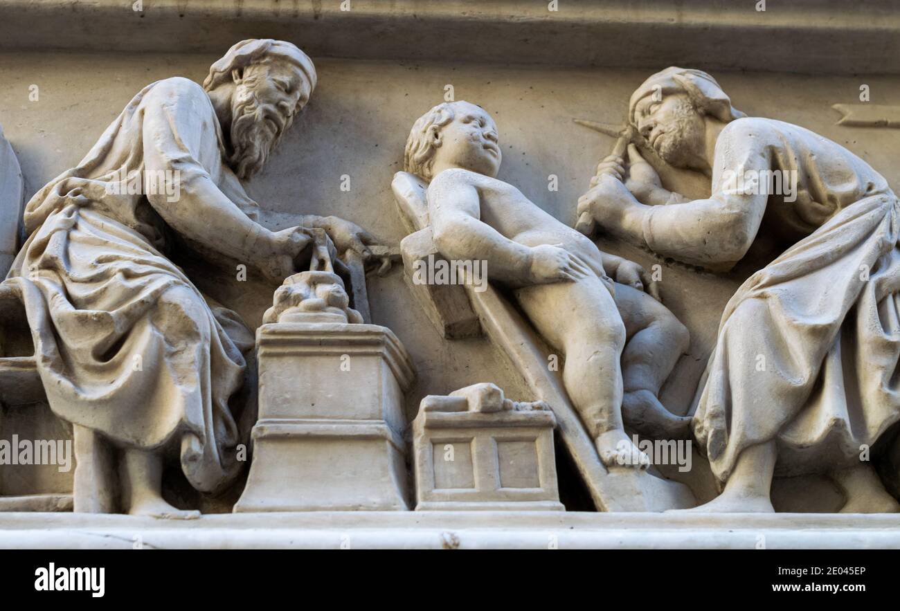 Relief sous les quatre martyrs couronnés ou les quatre Saints La façade ou Orsanmichele les montrant comme saints patrons de sculpteurs et architectes Banque D'Images