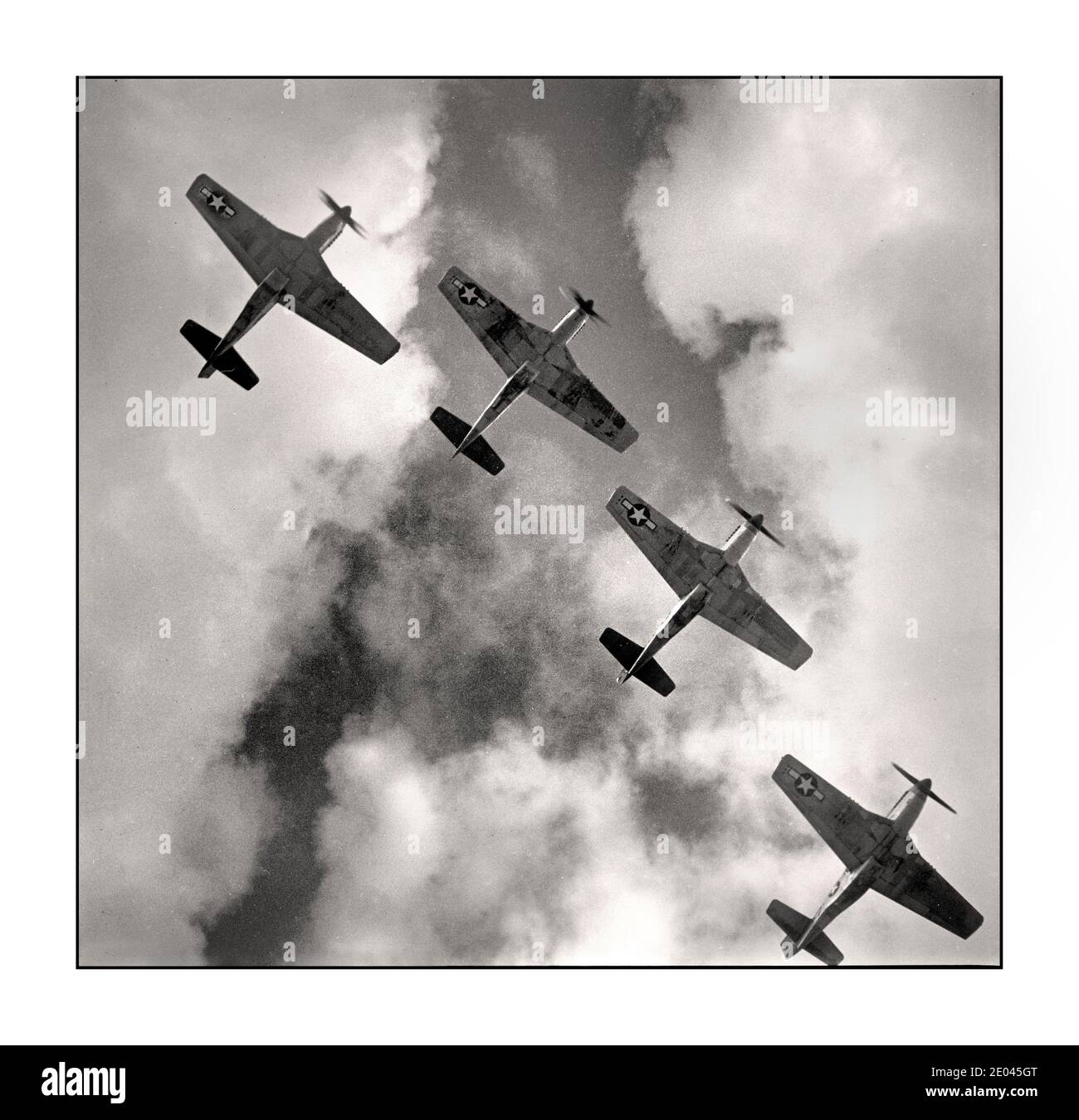 Archive WW2 American Airforce quatre P-51 Mustangs volant en formation. Ramitelli, Italie, mars 1945 Frissell, Toni, photographe 1945 mars Groupe de chasseurs de l'Armée de l'air des États-Unis, 332e--1940-1950 Guerre mondiale, 1939-1945--opérations aériennes--américaines--italiennes - avions--américaines--italiennes--1940-1950- Seconde Guerre mondiale Banque D'Images