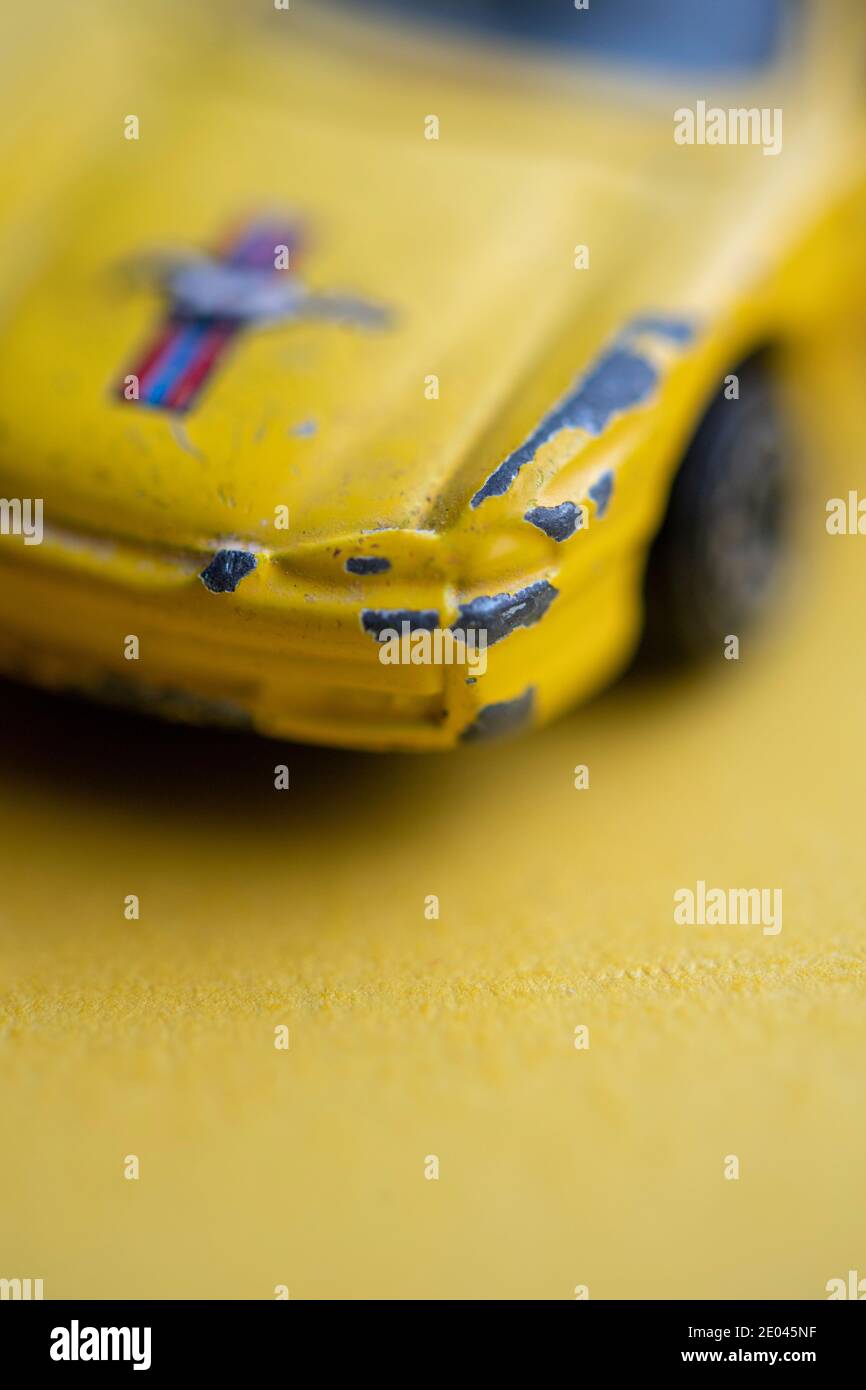 Détail d'une voiture en peluche jaune Banque D'Images
