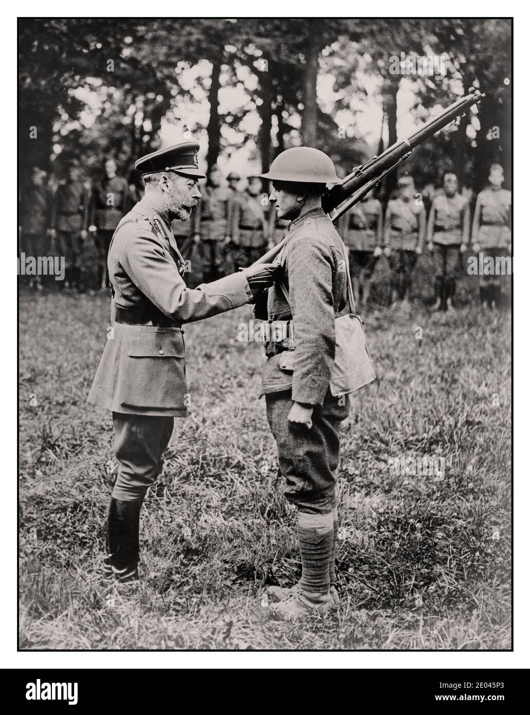 Archive WW1 King George V. avec la décoration de la médaille American Soldier Photographie montre le roi George V de Grande-Bretagne (1865-1936) donnant une médaille à un soldat américain en France pendant la première Guerre mondiale. Bain News Service, 1918 oct. 5 Guerre mondiale, 1914-1918 négatifs en verre. Photographie publiée dans The Evening Star (Washington, D.C.), le 29 septembre 1918. Banque D'Images