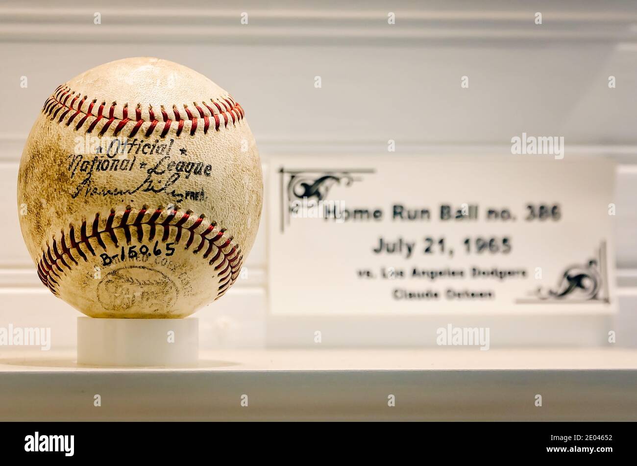 Un baseball utilisé pour la 386e course à domicile de Hank Aaron est exposé au Hank Aaron Childhood Home and Museum, le 23 août 2017, à Mobile, Alabama. Banque D'Images