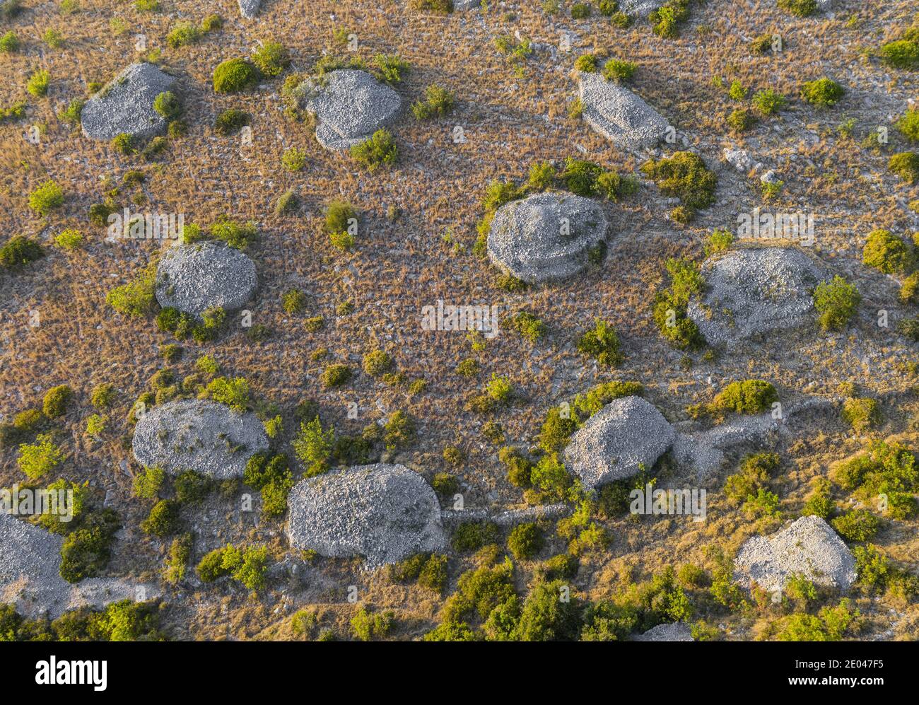Vue aérienne des formes de pierre accumulées 'Gomile' faite par l'homme sur l'île de Brač pour la création de terres arables. Banque D'Images