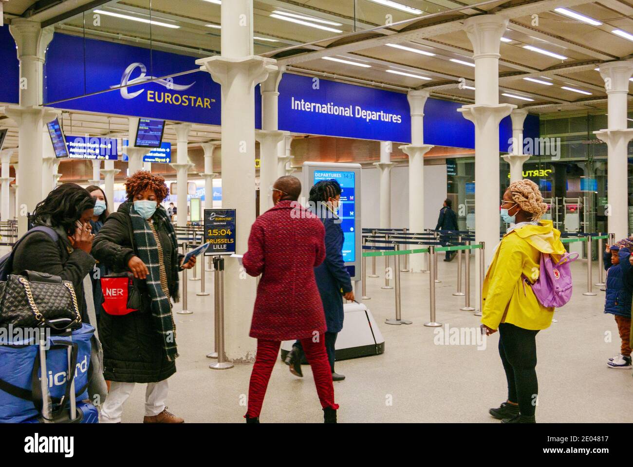 Une famille entre dans Eurostar International Departures et la gare de St Pancras International. Banque D'Images