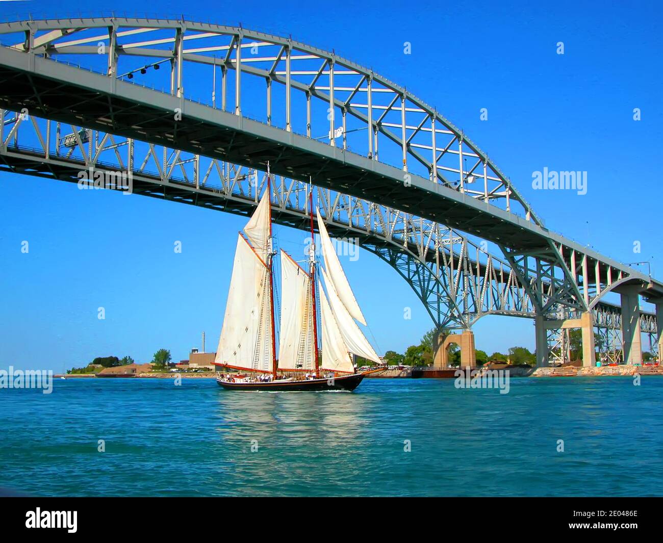 Le grand navire Highlander navigue sous le pont international Blue Water sur la rivière St. clair entre Port Huron Michigan et Sarnia Ontario Canada Banque D'Images