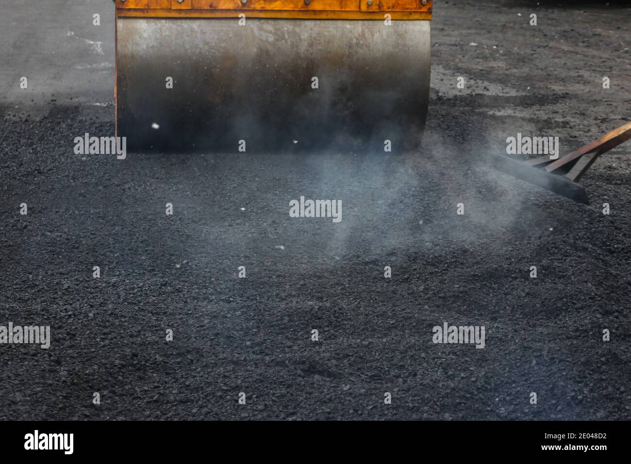 Développement des infrastructures urbaines. Rouleau de route en asphalte avec compacteur à rouleaux à vibrations lourdes presser l'asphalte chaud neuf. Nouvelle construction de routes. Route asphaltée Banque D'Images