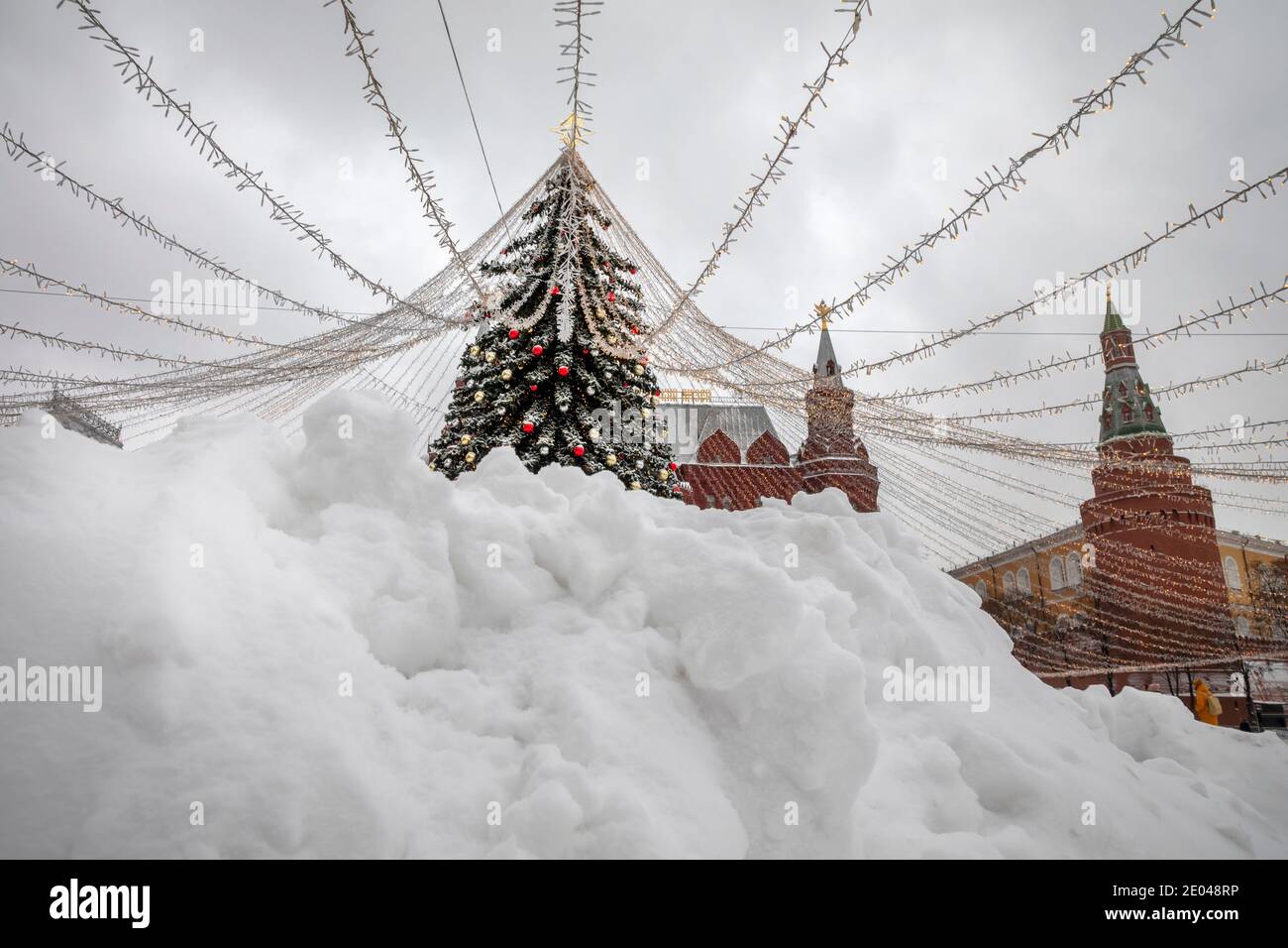 Moscou, Russie. 25 décembre, 2020 grandes déperlées de neige après la chute anormale de neige du cyclone Greta et un arbre de Noël décoré sur la place Manezhnaya dans le centre de Moscou à la Saint-Sylvestre, en Russie Banque D'Images
