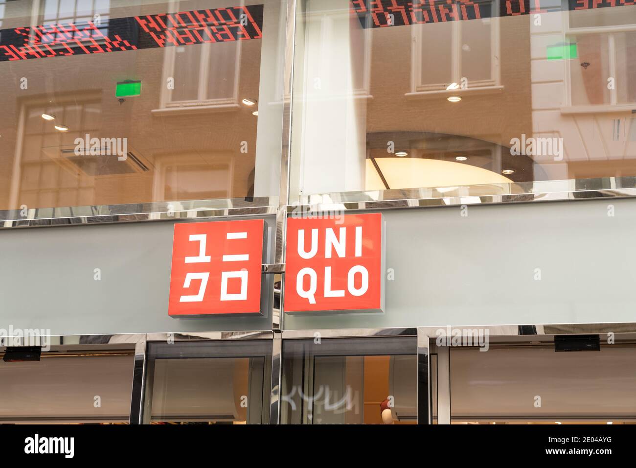 Amsterdam, pays-Bas - 18 octobre 2018 : vitrine d'Uniqlo un magasin de  vêtements japonais récemment ouvert dans le centre d'Amsterdam Photo Stock  - Alamy