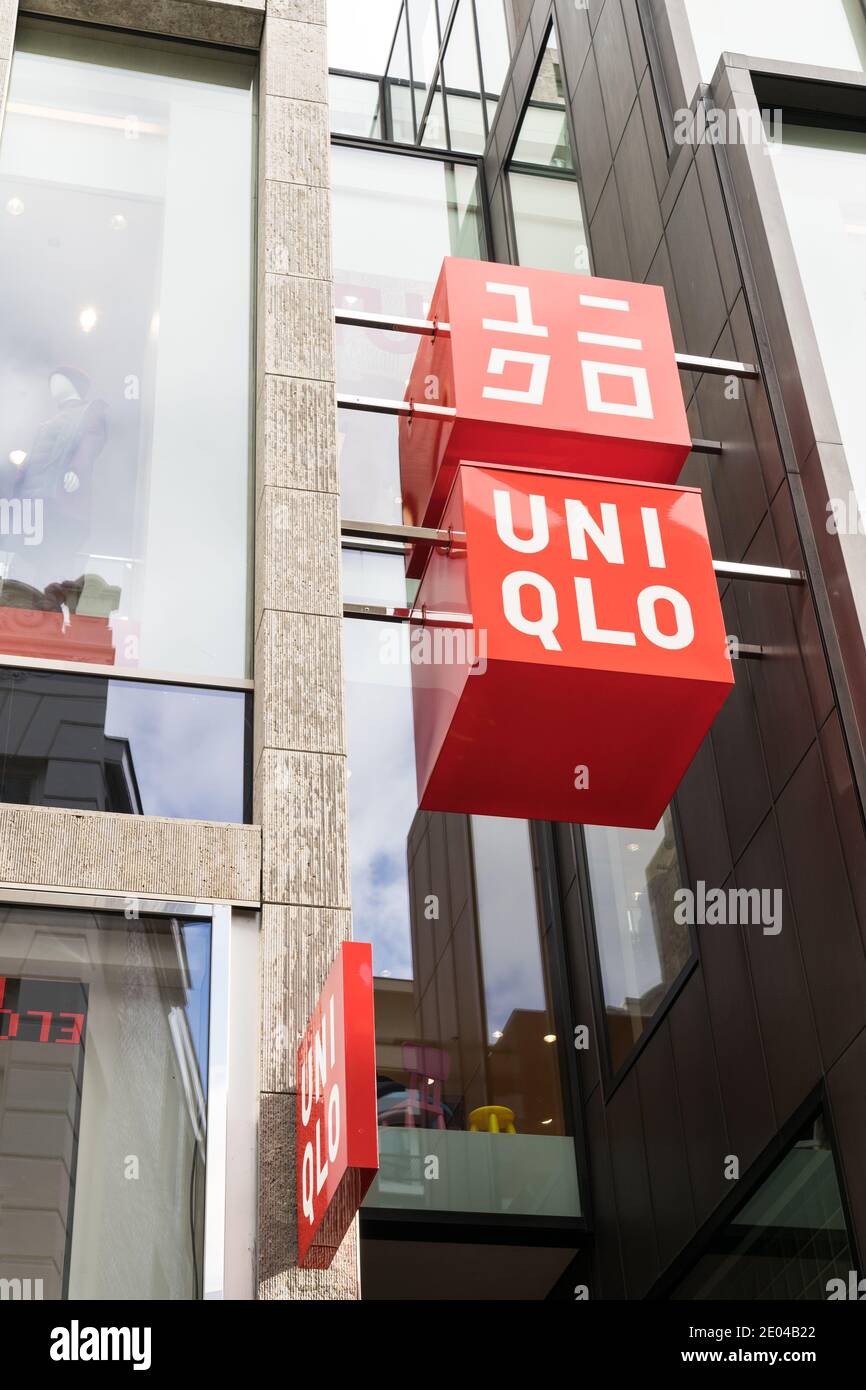 Amsterdam, pays-Bas - 18 octobre 2018 : vitrine d'Uniqlo un magasin de  vêtements japonais récemment ouvert dans le centre d'Amsterdam Photo Stock  - Alamy