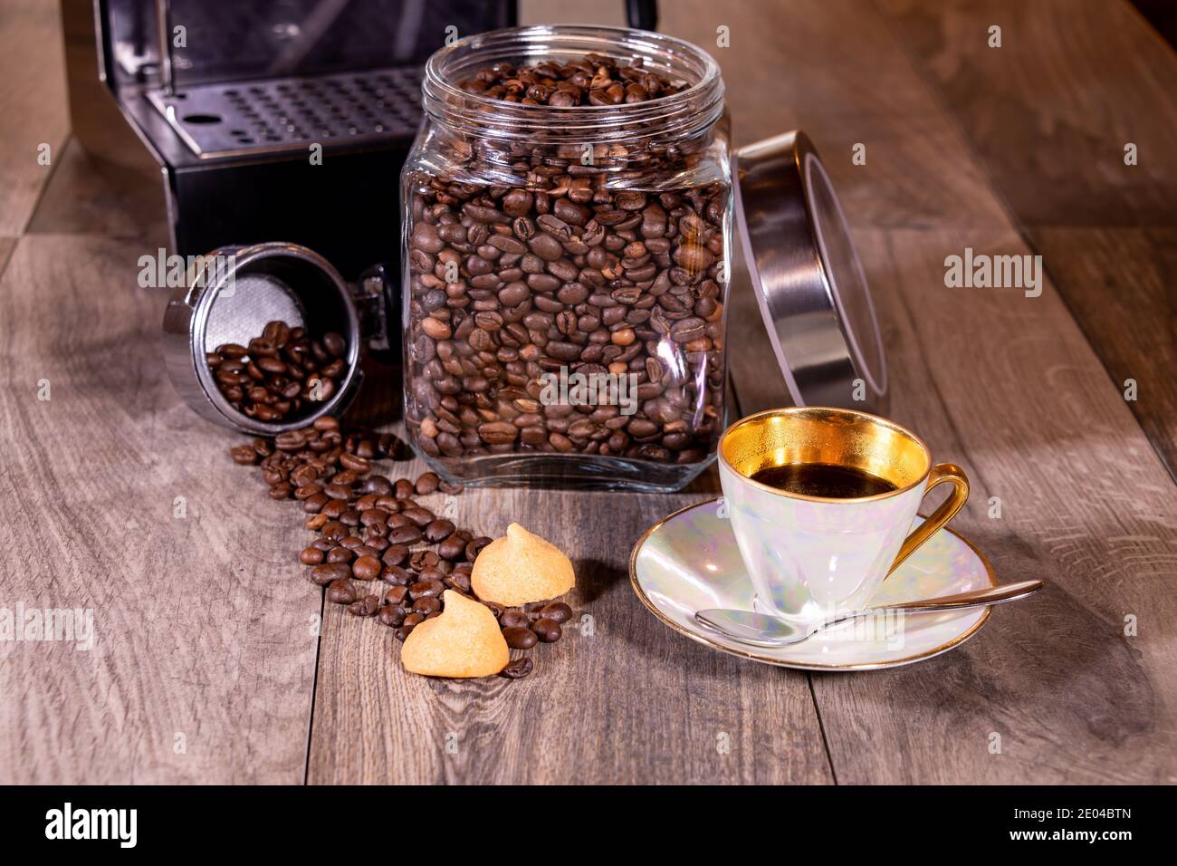 Dégustez un délicieux espresso et des biscuits croustillants Banque D'Images