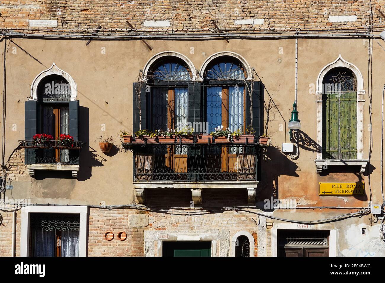 Ancienne façade de bâtiment vénitien traditionnel avec balcon et volets en bois à Venise, Italie Banque D'Images