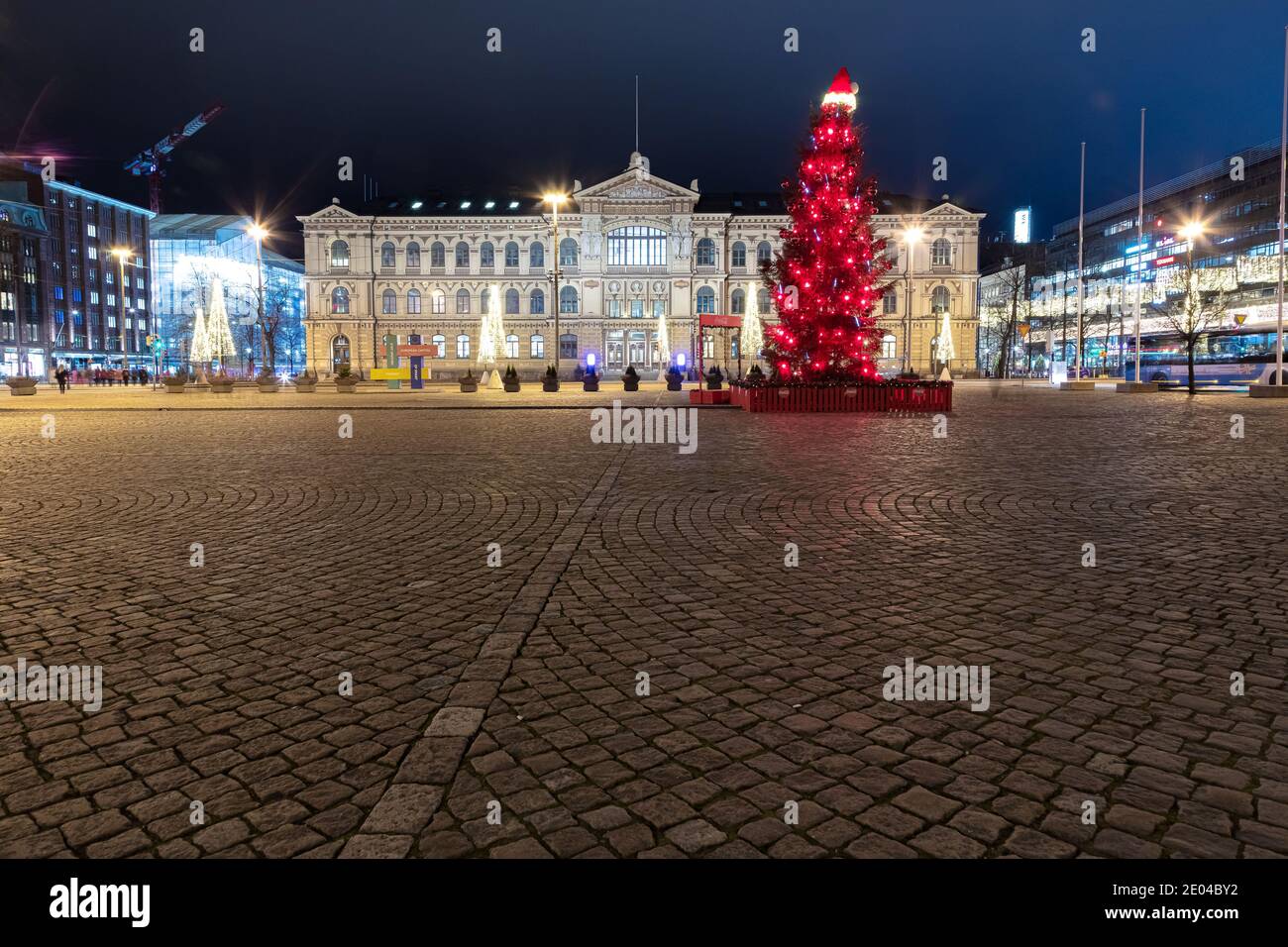 Helsinki Finlande. 29 décembre 2020 UN arbre de Noël de Coca-Cola est décoré sur la place de la gare. Photo de haute qualité Banque D'Images