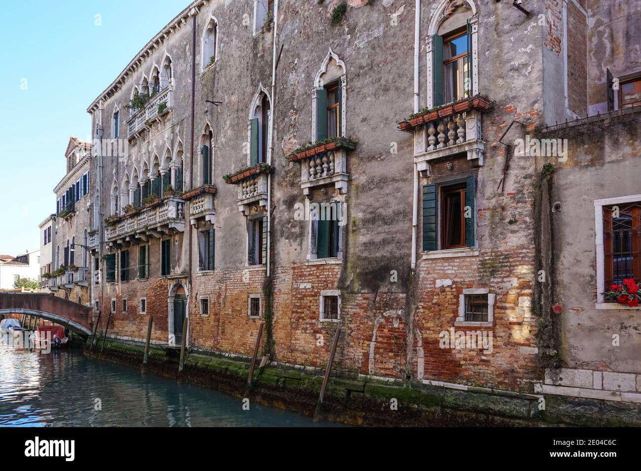 Ancien bâtiment vénitien traditionnel sur le canal rio della Misericordia dans la sestiere de Cannaregio, Venise, Italie Banque D'Images