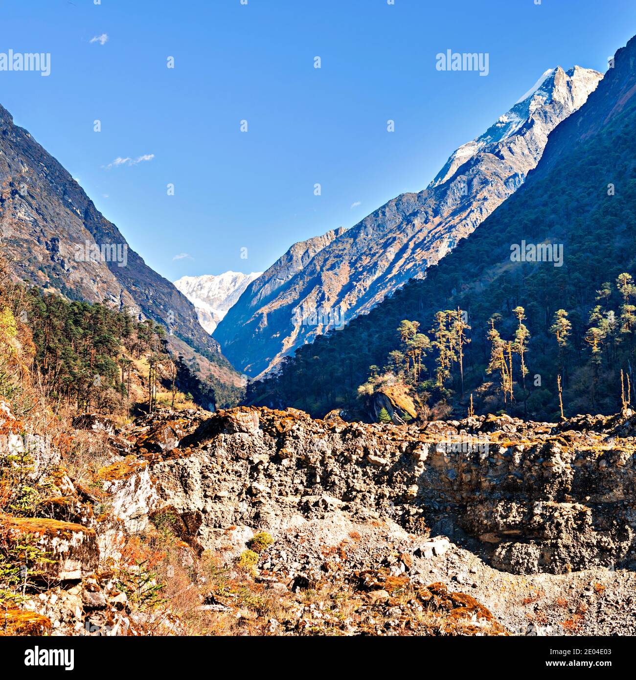 Vue sur le paysage de montagne de l'Himalaya sur la route de trekking de Khotey à Thule Kharka sur Mera Peak trek au Népal. Banque D'Images