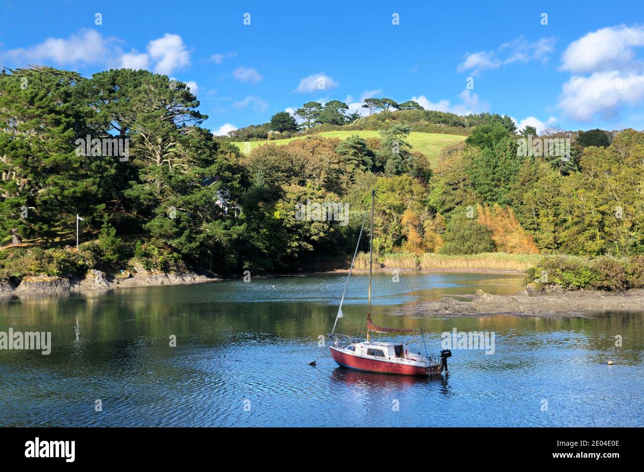 St juste à Roseland creek sur la rivière Percuil, péninsule de Roseland, Cornouailles, Angleterre, Royaume-Uni Banque D'Images