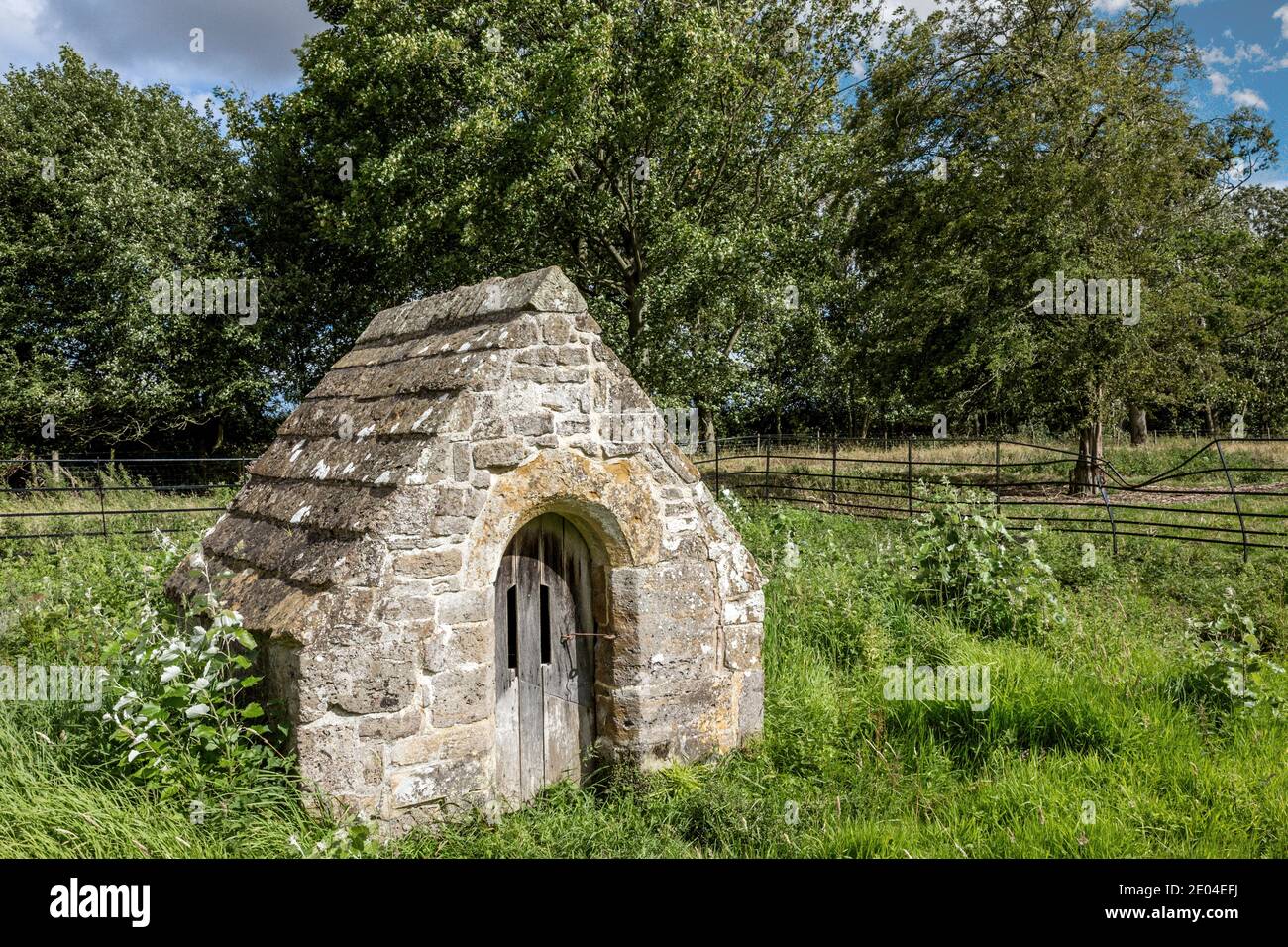 Une petite cabane près du Prieuré de Canons Ashby, Northamptonshire, Angleterre. Banque D'Images