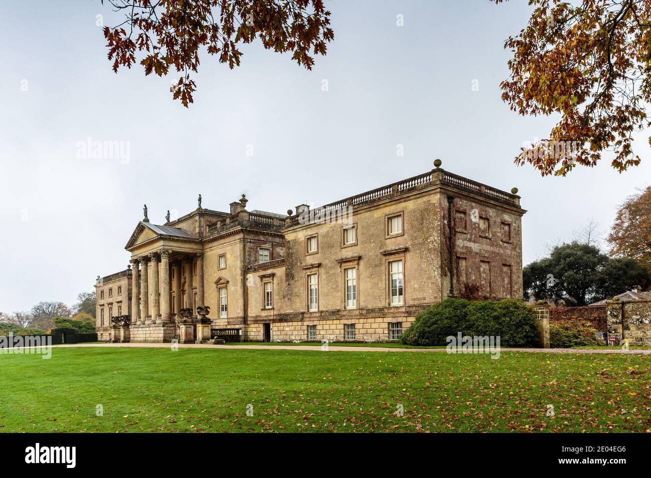 La façade avant de Stourhead House en automne, Wiltshire, Angleterre, Royaume-Uni Banque D'Images