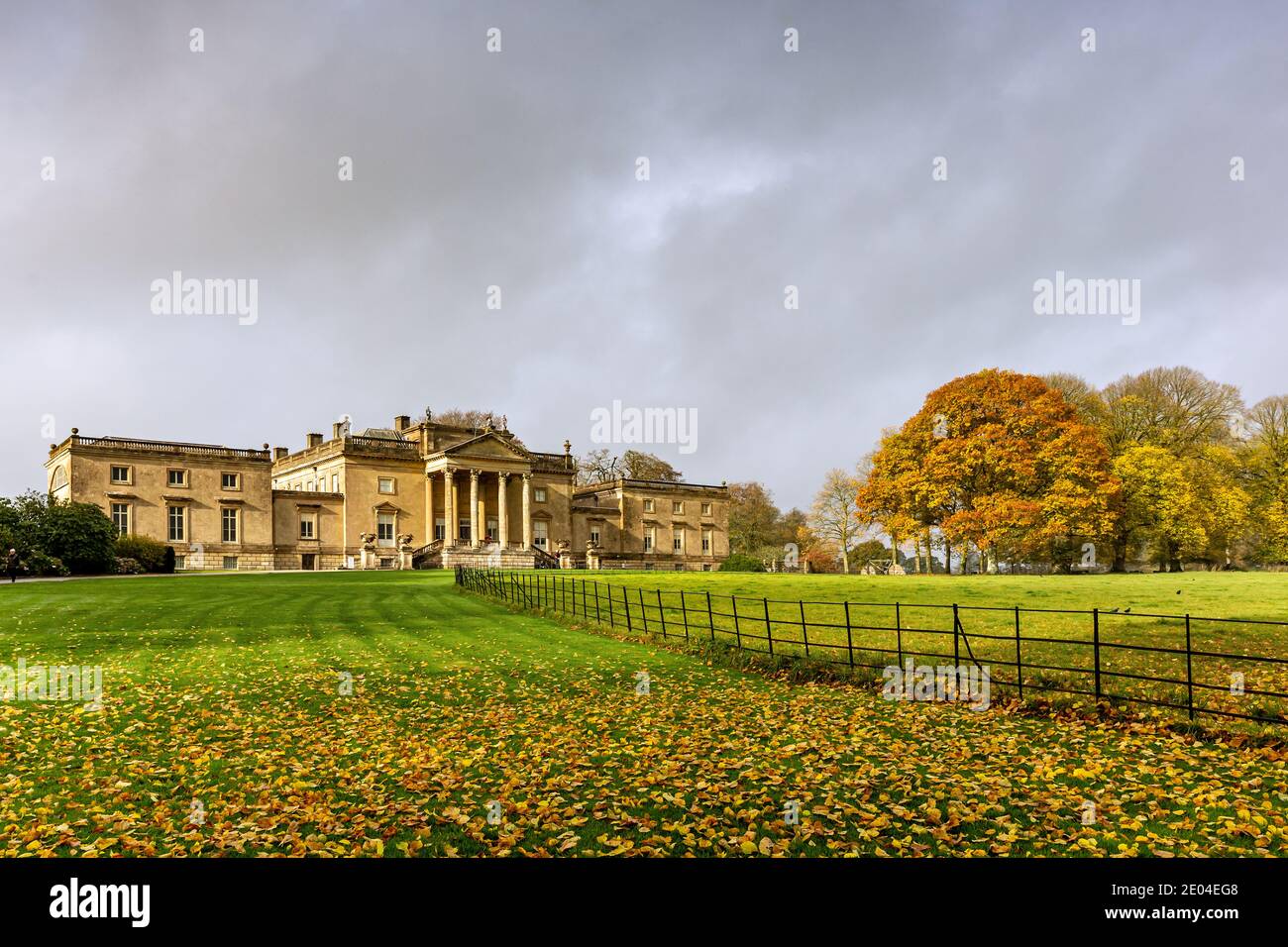 Les jardins et la façade avant de Stourhead House en automne, Wiltshire, Angleterre, Royaume-Uni Banque D'Images