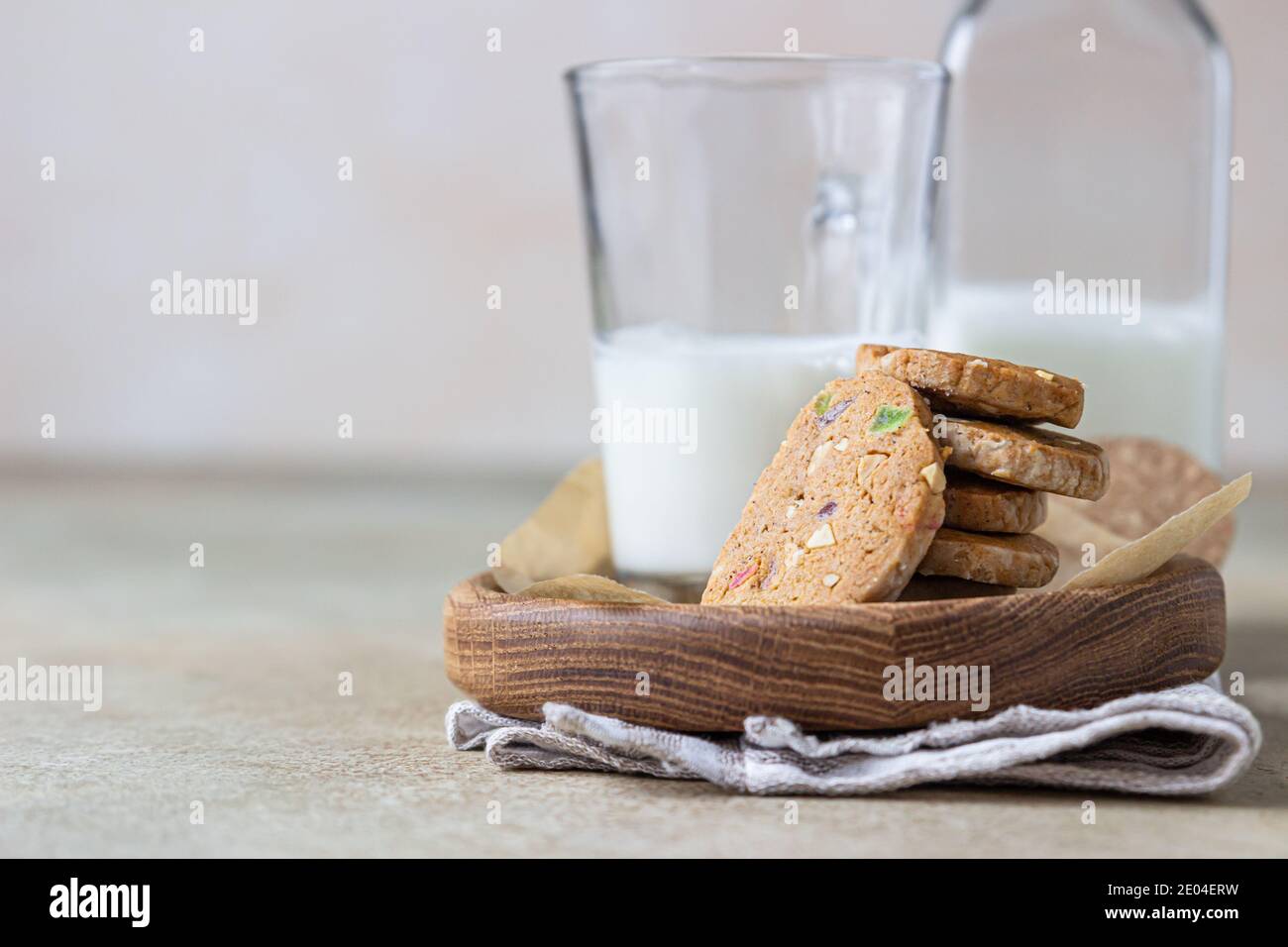 Biscuits au beurre danois épicés avec fruits confits, bâtonnets de cannelle et anis et verre de lait, fond en béton léger. Mise au point sélective. Banque D'Images