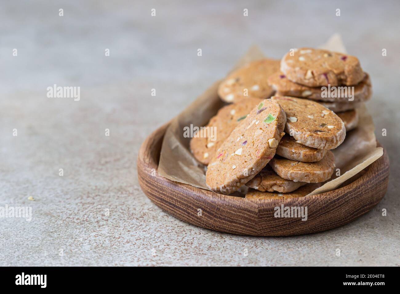 Biscuits au beurre épicé danois aux fruits confits, fond en béton léger. Mise au point sélective. Banque D'Images