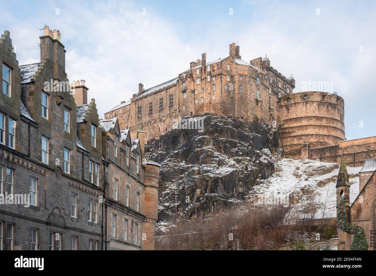 Vue sur le château d'Édimbourg depuis le Grassmarket le matin de décembre après une nuit de neige. Banque D'Images