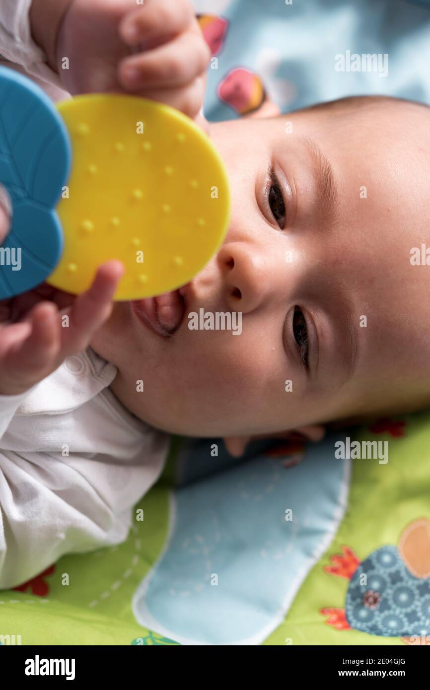 Concepts D Enfance De Bonheur De Maternite Bebe Surpris Drole De Nouveau Ne Enfant Bebe Age De 3 4 Mois Jouant Avec Des Jouets Ronger Des Cure Dents Sur Photo Stock Alamy Concepts D Enfance De Bonheur De Maternite Bebe Surpris Drole De Nouveau Ne Enfant Bebe Age De 3 4 Mois Jouant Avec Des Jouets Ronger Des Cure Dents Sur Photo Stock Alamy