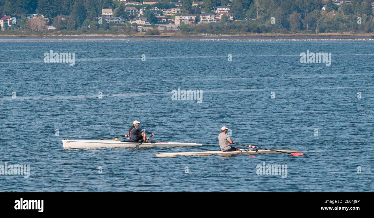 Hommes dans un bateau de deux sports, kayaks avirant dans la mer. White Rock, C.-B., Canada-septembre 21,2020. Mise au point sélective, photo de voyage, photo de concept sports nautiques. Banque D'Images