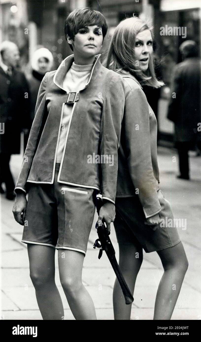 05 janv. 1967 - 5.1.67‚ â‚ â"Avengerâ â â â â‚"Fashion Show Ã Londres Ã œ â€‚" UN défilé de mode a eu lieu Ã Londres hier des vêtements portés par Patrick Macnee et Diana Rigg dans la nouvelle série ABC-Television de Ã â‚"", qui commence lundi. Les modes, seront bientôt en vente dans les magasins. Si Avengers de mode appel à votre fantaisie d'une soirée, vous pouvez se précipiter dehors le lendemain matin comme ils seront tous dans les magasins. Les modes pour femmes ont été conçus par Alun Hughes et ceux pour hommes par le couturier parisien Pierre Cardin. Photos: Nola Treloar (à gauche) porte Ã‚ â ËœKnees â© Up Banque D'Images
