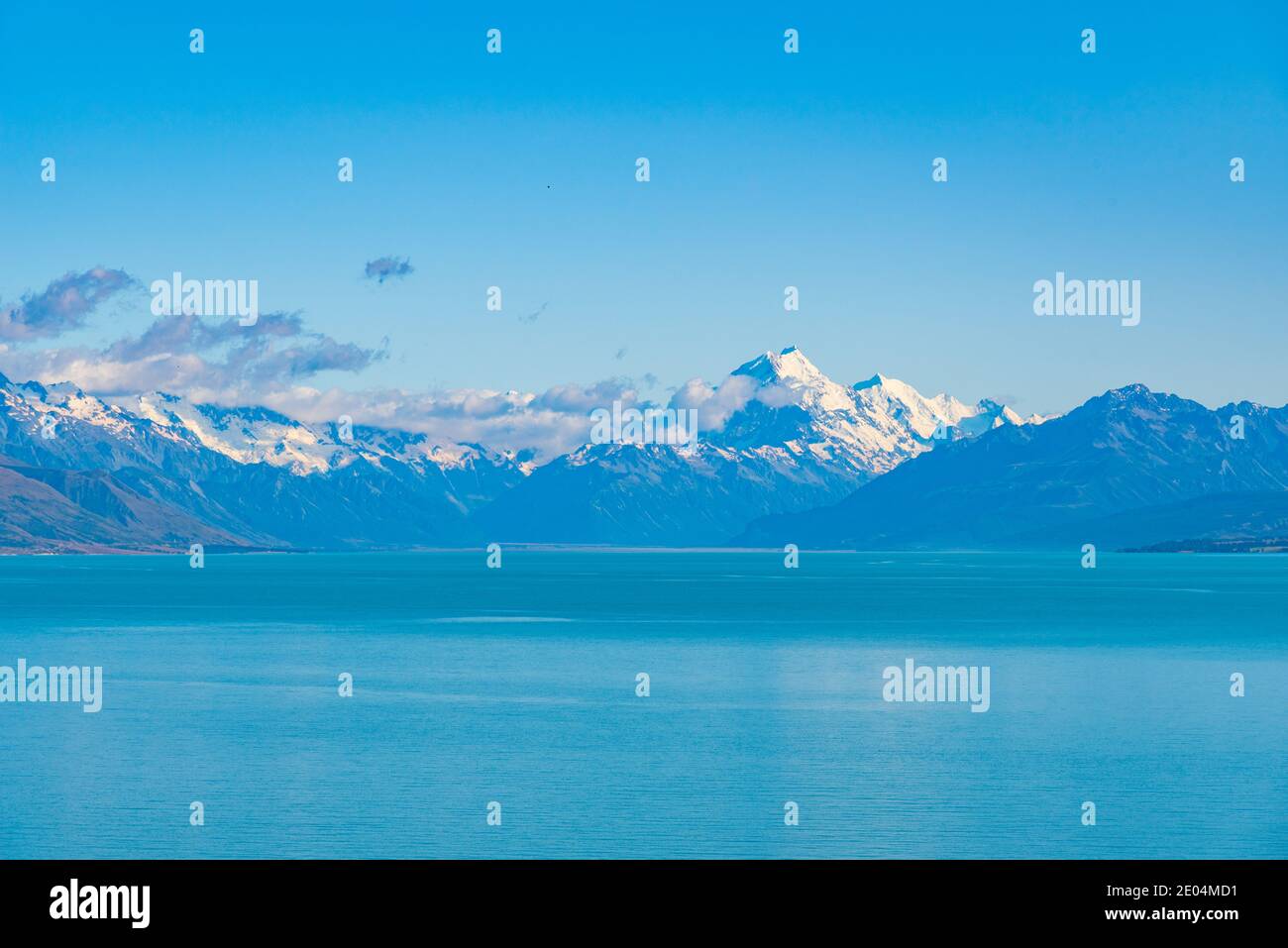 Aoraki / Mt. Cuisinier vu derrière le lac Pukaki en Nouvelle-Zélande Banque D'Images