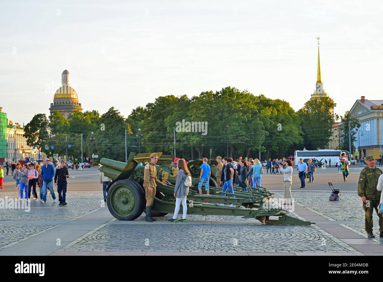 ST.PETERSBURG, RUSSIE - 08 AOÛT 2017 : soldats en uniforme pendant la deuxième guerre mondiale parlant à une fille de l'artillerie sur le fond de Saint-is Banque D'Images